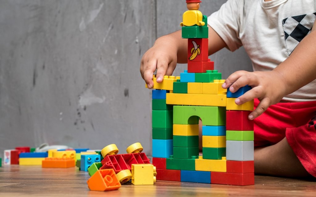 تسلية الأطفال في المنزل