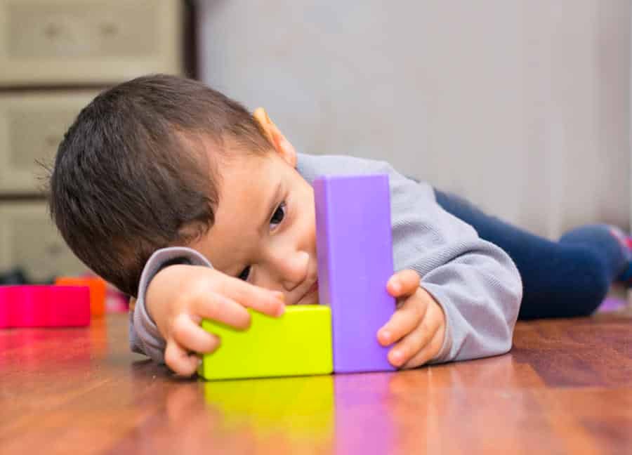 التعامل مع الطفل المصاب بالتوحد