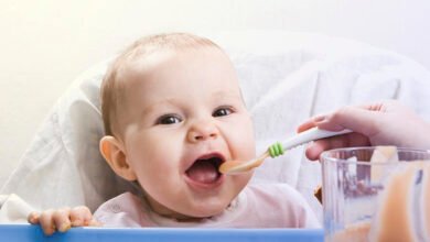 كيف أبدأ في إطعام طفلي الرضيع