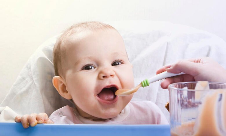 كيف أبدأ في إطعام طفلي الرضيع