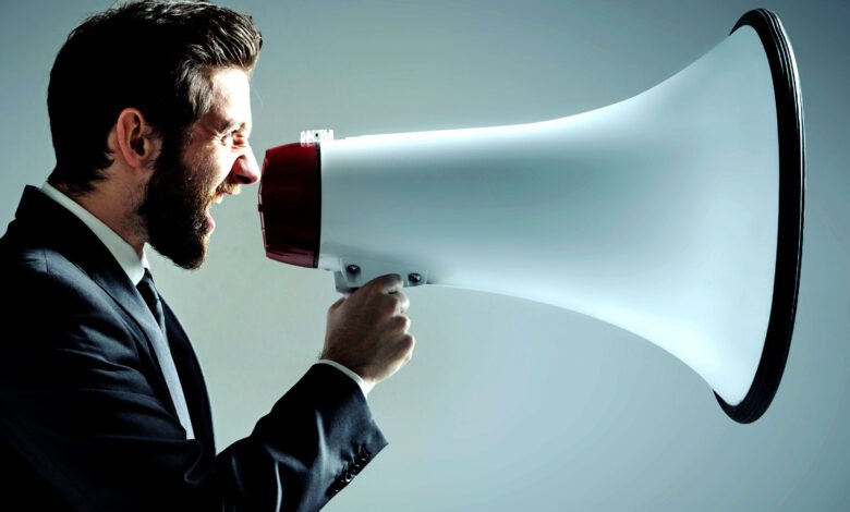 كيفية التعامل مع الرجل كثير الكلام