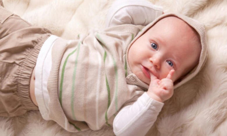 أسباب وضع الطفل يده في فمه