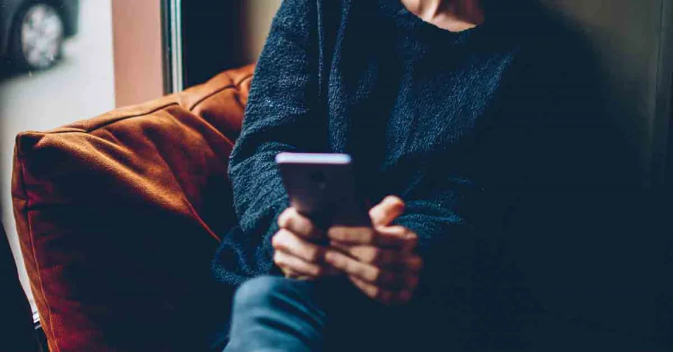 زوجي يخفي جواله عني فماذا أفعل؟