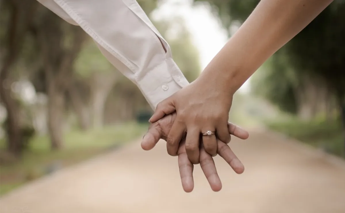 علامات حب الزوج لزوجته في الفراش