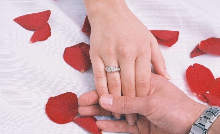 علامات حب الزوج لزوجته في الفراش