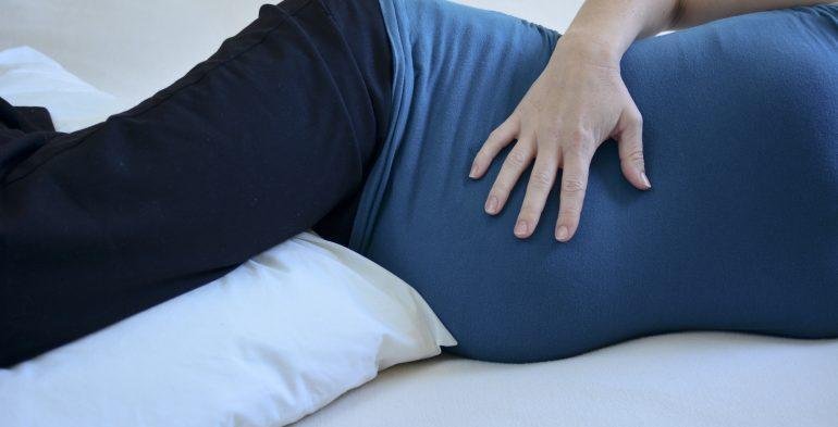أوضاع نوم غير صحيحة في الحمل تضر بالجنين