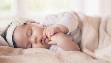 كثرة نوم الطفل الرضيع في الشهر الأول ... 3 أسباب تعرفي عليها