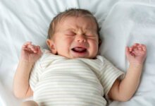 كيفية التعامل مع الطفل حديث الولادة كثير البكاء ... 5 طرق لتسهيل التعامل معه