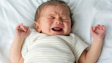 كيفية التعامل مع الطفل حديث الولادة كثير البكاء ... 5 طرق لتسهيل التعامل معه