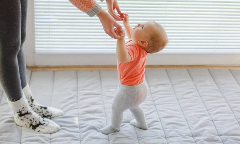 تأخر المشي عند الأطفال بسبب الخوف .... 5 أسباب لتأخر المشي وعلاجها