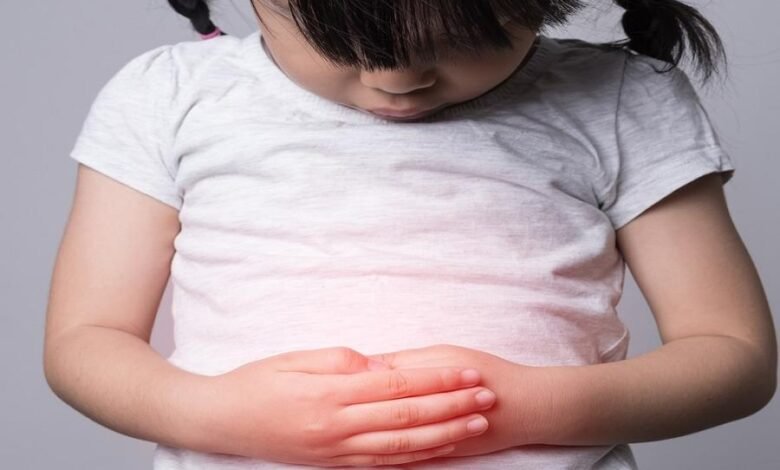 علاج عسر الهضم عند الأطفال