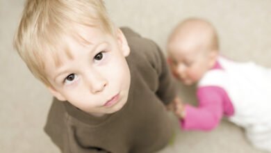 علامات غيرة الطفل من المولود الجديد.