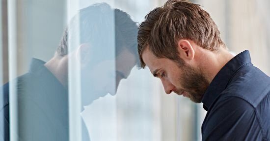 ما صفات الرجل غير الواثق من نفسه؟