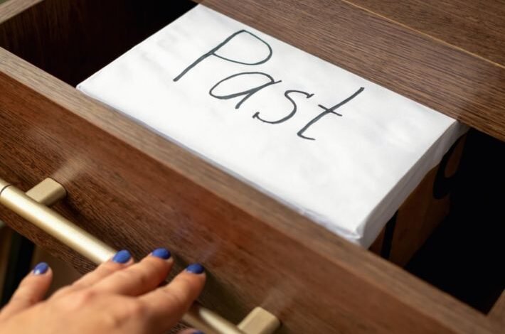 ماضي زوجي يعذبني، ماذا أفعل؟