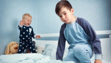 متى تنتهي غيرة الطفل من المولود الجديد