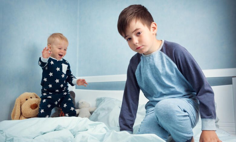 متى تنتهي غيرة الطفل من المولود الجديد