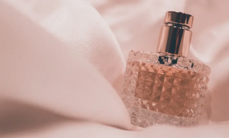 تأثير رائحة عطر المرأة على الرجل 