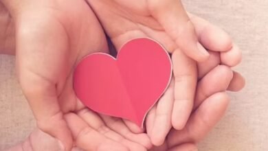 العناق يساعد على المحافظة على صحة قلبك .