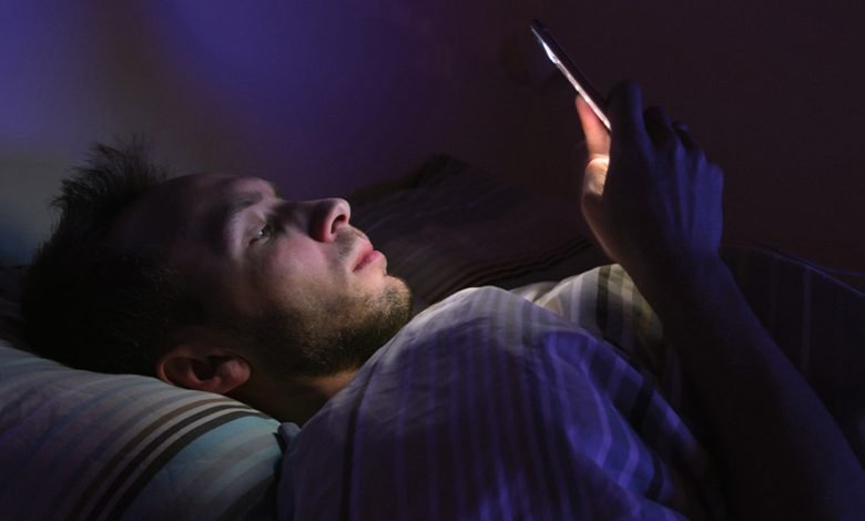 النوم مع الحبيب على الهاتف