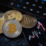 العملات الرقمية تواصل التراجع وبيتكوين تسجل أدنى مستوى في 5 أشهر